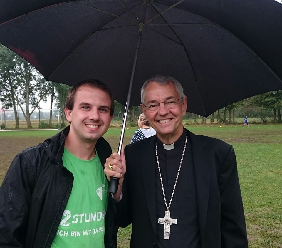 Michael John mit Erzbischof Ludwig Schick beim Ministrant*innenfußballturnier 2016